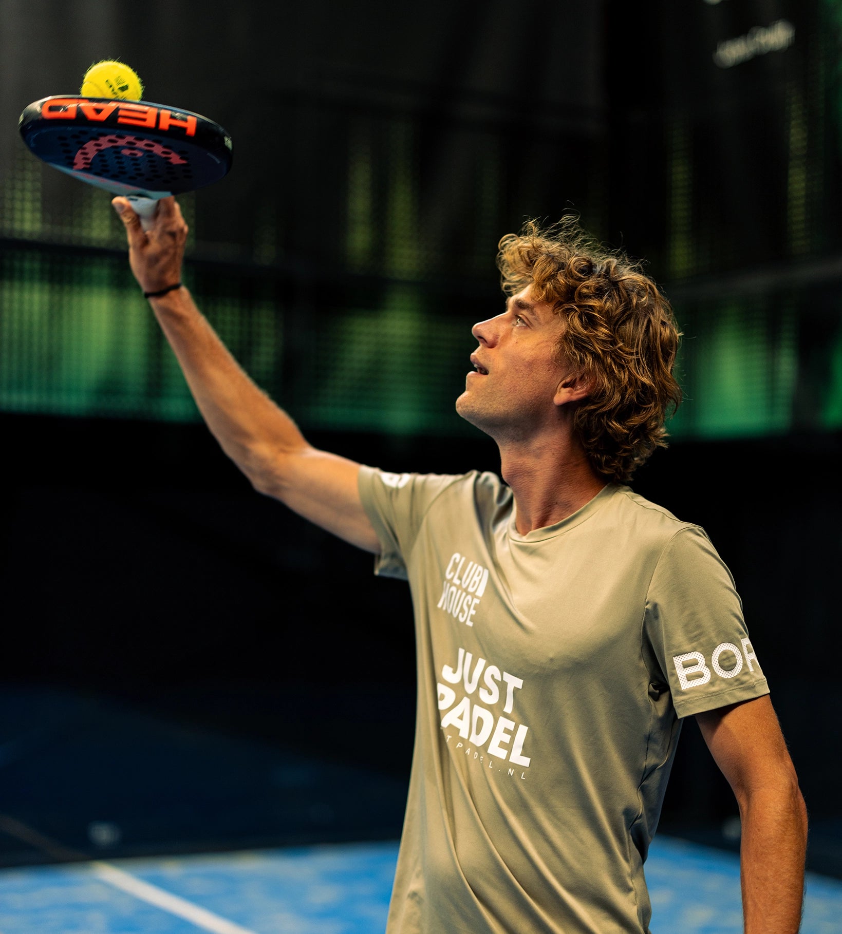 Op woensdagmiddag bieden we speciaal voor kids padelles aan. Bij CLUBHOUSE krijgen kinderen les van de beste padeltrainers van Nederland. Je kunt jouw kind per les aanmelden maar je kunt ook direct een lessenreeks afnemen. Per baan hanteren we een maximaal aantal kids, afhankelijk van de leeftijdscategorie. Wanneer er meer kinderen aangemeld worden dan het toegestane aantal per baan, dan wordt er een extra baan gereserveerd. Bij het afnemen van een lessenreeks van 8 lessen, betaal je maar 7 lessen!